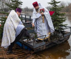 Księża trzykrotnie zanurzyli krzyż w Bugu. W Sławatyczach obchodzono Święto Jordanu