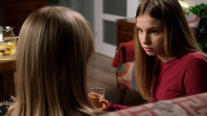 M jak miłość odc. 1872 po wakacjach. Lenka (Olga Cybińska), Sara (Nadia Smyczek)