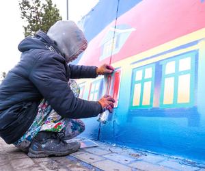 Świąteczny mural na patelni w Warszawie