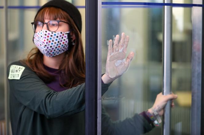 Aktywistka ekologiczna przykleiła się do drzwi w Sejmie