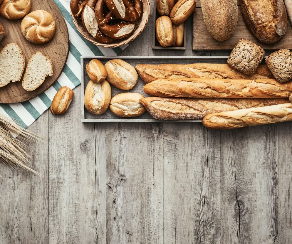 Jak wynika z tabeli kalorii pieczywa jednym z najbardziej kalorycznych produktów jest chlebek pita, a najmniej kalorii znajdziemy w chlebie pumpernikiel.