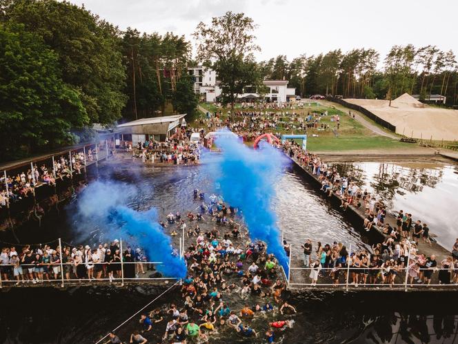 Festiwal Życia w Kokotku. Zdjęcia z czwartego dnia imprezy. Bieg Festiwalowicza i biskup w błocie