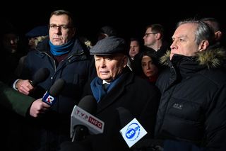 Jarosław Kaczyński przyjechał pod areszt protestować. To niebywały skandal