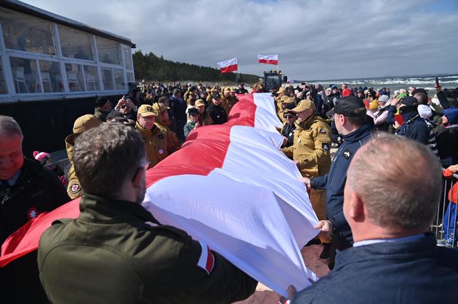 Najdłuższa flaga narodowa w Polsce mierzy ponad 2 km 700 metrów. To nowy rekord Polski!