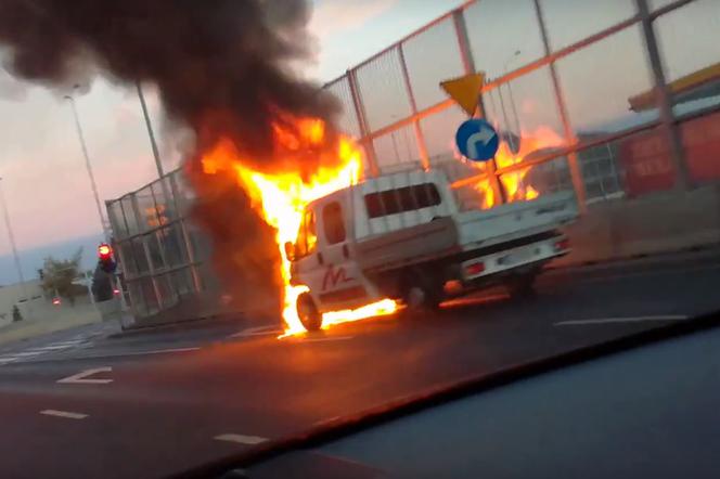Płonące auto na Puławskiej