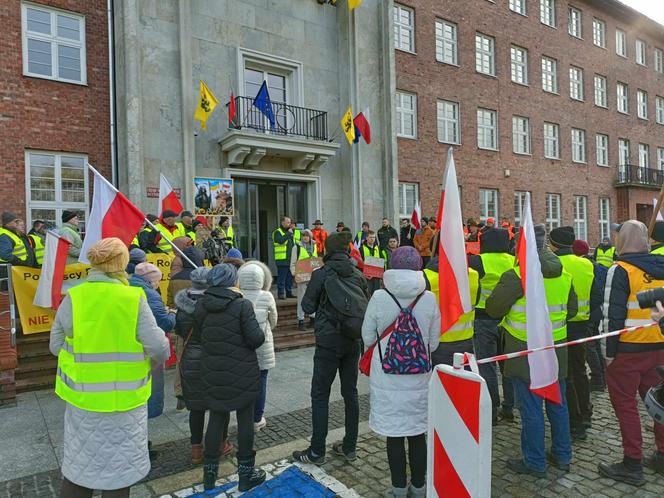 Trwa protest rolników. Drogi na Pomorzu są sparaliżowane. Gdzie trwają utrudnienia? 