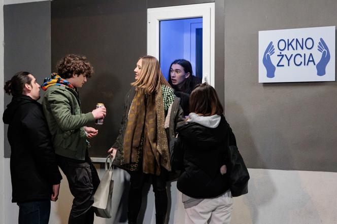Na Wspólnej odc. 3376 Janek (Bartłomiej Kraszewski), Bella (Karolina Matej), Antek (Jakub Jankiewicz), Słowik (Maksymilian Piotrowski), Elka (Martyna Czekalska)