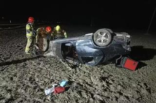 Groźny wypadek pod Tarnowem. Samochód wypadł z drogi i dachował na polu uprawnym. Cztery osoby zostały ranne