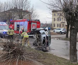 Wypadek w Skarżysku-Kamiennej. Samochód zderzył się z drzewem!