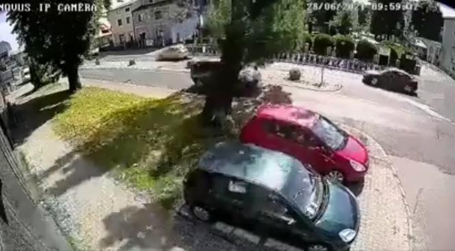 Śląskie: Potężne drzewo spadło na jadący samochód. Nagranie z monitoringu jest przerażające [WIDEO]
