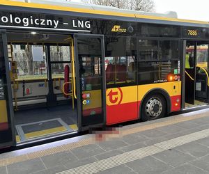 Tragiczne potrącenie w Warszawie. 16-latka została wciągnięta pod autobus. Wstrząsające szczegóły