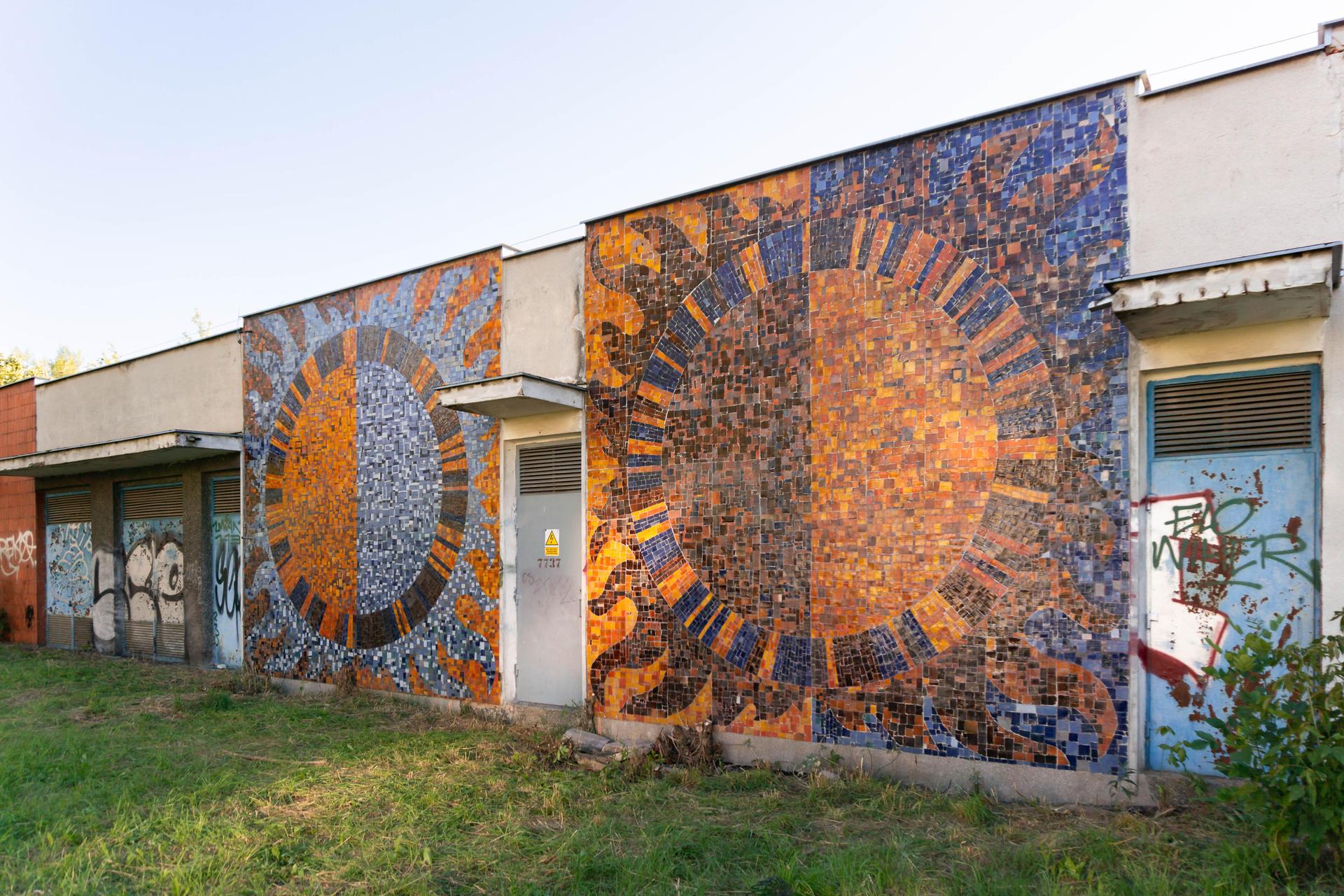 Wielkie czyszczenie mozaiki na Szpitalu Banacha - zdjęcia. Zniknęły bazgroły i chaszcze