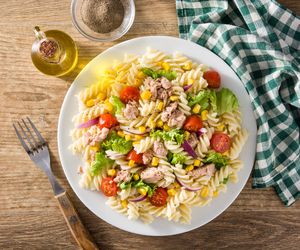 Pyszna i sycąca. Aromatyczna pikantna sałatka makaronowa z tuńczykiem