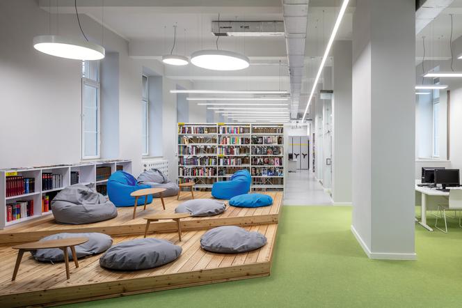 Wnętrze biblioteki w IX LO im. Klementyny Hoffmanowej 4