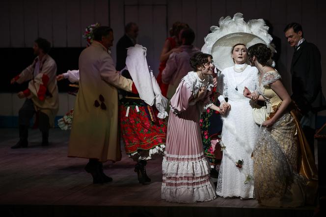 "Wesele" w reż. Mai Kleczewskiej w Teatrze Słowackiego w Krakowie. Premiera przyciągnęła tłumy