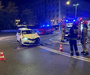 Makabryczny wypadek na Mokotowie. Motocyklista zderzył się z autem i wpadł na parking