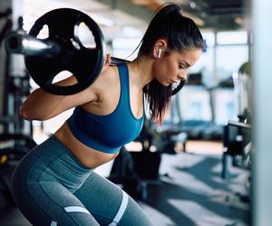 Czujesz strach przed pójściem na siłownię? Trenerka mówi, jak sobie z nim poradzić