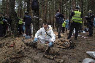 Ukraina. Ekshumacja masowych grobów w Izium