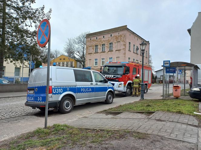 Pożar w kamienicy w Lesznie. Strażacy wynosili sadzę z komina wiadrami 