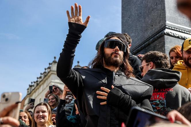 Jared Leto zagrał spontaniczny koncert pod pomnikiem Mickiewicza w Krakowie