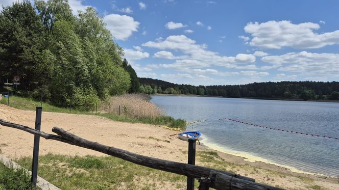 To jezioro w Olsztynie ma niezwykle czystą wodę. Jest kilka dzikich plaż, które świecą pustkami