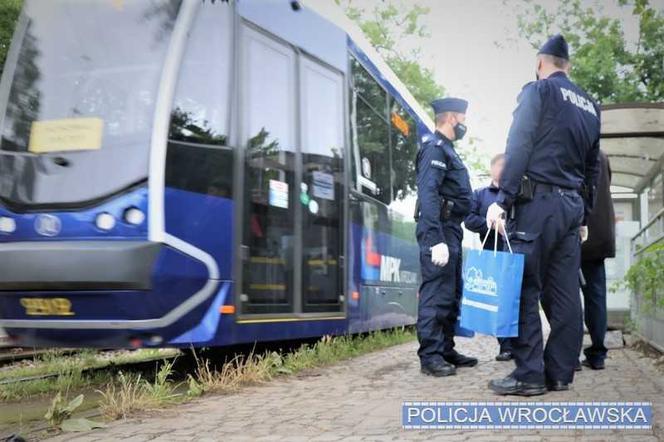 Policjanci kontrolują czy pasażerowie MPK Wrocław noszą maseczki