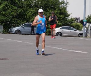 Seniorzy w Bydgoszczy pokazali moc! Blisko setka na starcie pierwszego Biegu Seniora