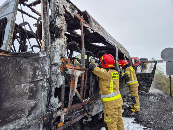 Bus spłonął doszczętnie pod Tarnowem. Podróżowało nim 25 osób