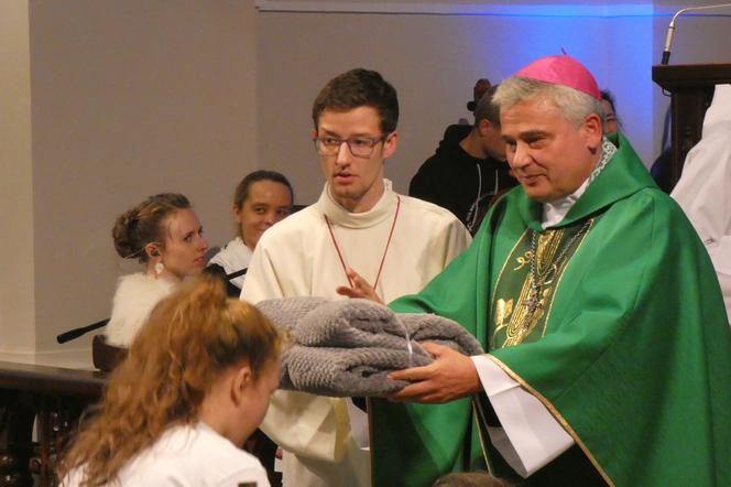 Abp Konrad Krajewski:  koce od młodych i modlitwa za metropolitę łódzkiego