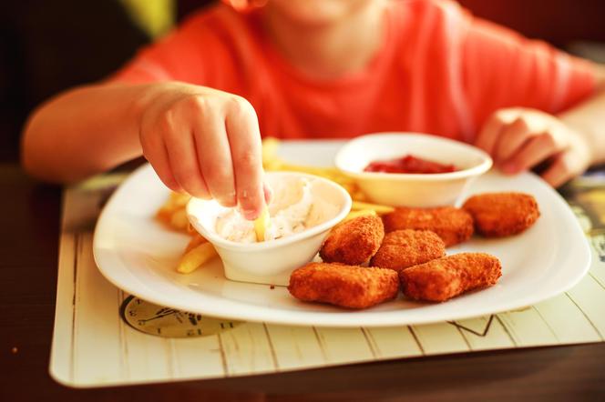 Dzieci kochają nuggetsy z McDonald’s. Były pracownik zdradził, czym je faszerują 