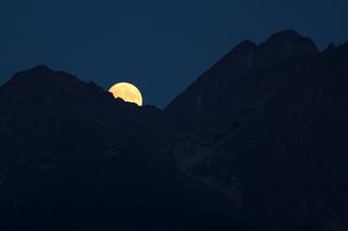 Uczta dla oczu na niebie w Małopolsce. Nad Tatrami pojawił się Zbożowy Księżyc