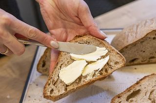 Francuzi jedzą go 8 kg rocznie! Masło wraca do łask, ale czy wiesz, kiedy staje się groźne?