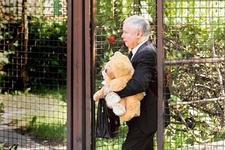 Jarosław Kaczyński kupił misie córeczkom Marty na Dzień Dziecka ZDJĘCIA