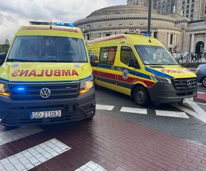 Potrącenie trzech nastolatek w centrum Warszawy. Kierowca wyjeżdżał z parkingu