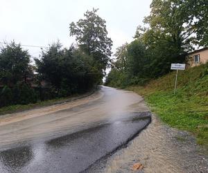 Zagrożenie powodziowe. Głuchołazy. Woda przelała się przez wały. Zalewa miasto