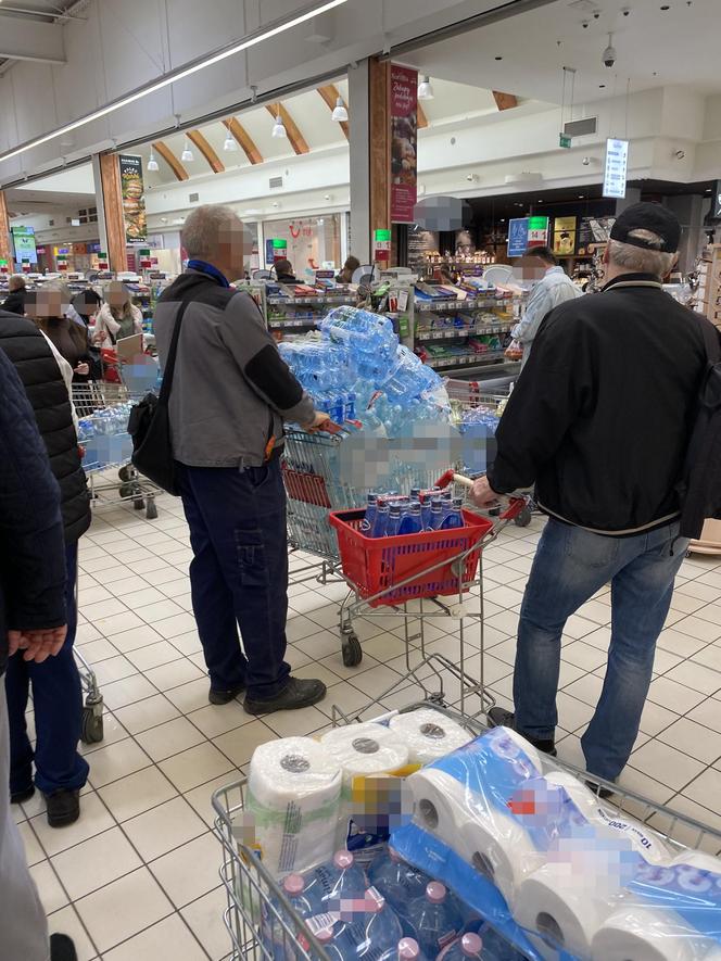 Przez powódź brakuje wody w butelkach. Gigantyczne kolejki w sklepach