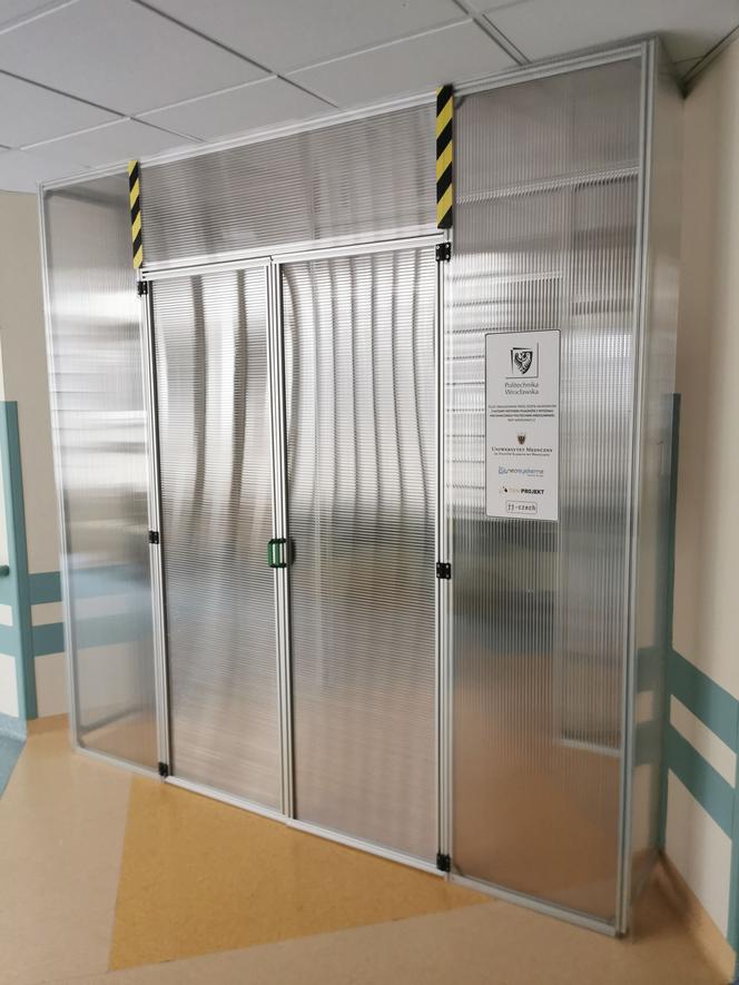 Ochronne śluzy z Politechniki Wrocławskiej działają już w szpitalach we Wrocławiu i Legnicy
