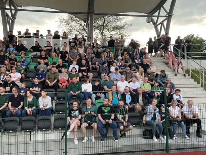 Kibice na otwarciu stadionu w Starachowicach