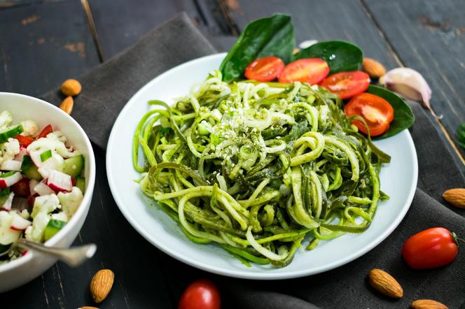 Makaron z cukinii z zielonym pesto: błyskawiczne danie nie tylko dla wegetarian