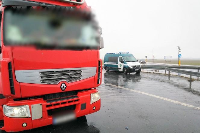 Kierowca TIR-a nie chciał zwracać na siebie uwagi. Miał dobre powody