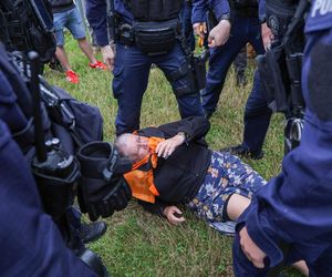 Aktywistka Katarzyna Augustynek zatrzymana przez policję podczas kontrmanifestacji na trasie pikiety przeciwko imigracji