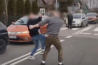 Do sieci trafiło szokujące nagranie. Brutalna bójka kierowców. Przez kilka minut kopali się na oczach świadków