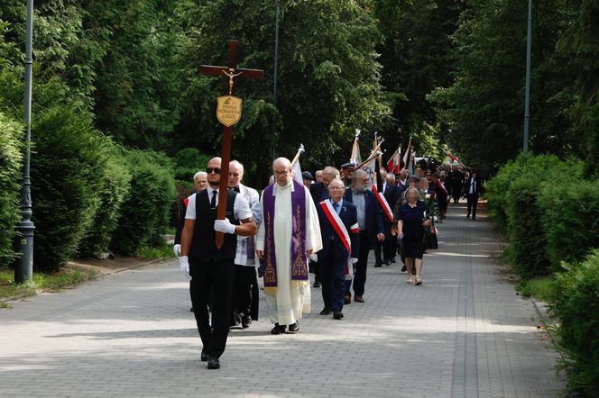 Tak wygląda grób matki Morawickiego, morze kwiatów