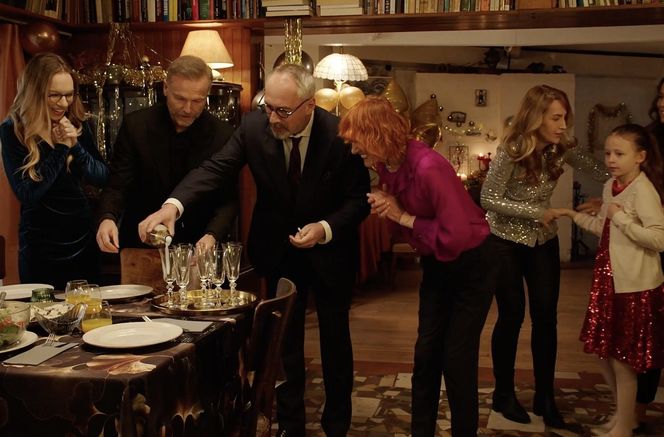 M jak miłość, zabawa sylwestrowa. Werner (Jacek Kopczyński), Andrzej Budzyński (Krystian Wieczorek), pani Ola (Ewa Kolasińska), Sylwia (Hanna Turnau), Viola (Magdalena Waligórska), Nadia (Mira Fareniuk)