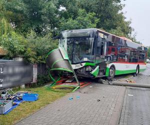 Autobus wjechał w ludzi stojących na przystanku