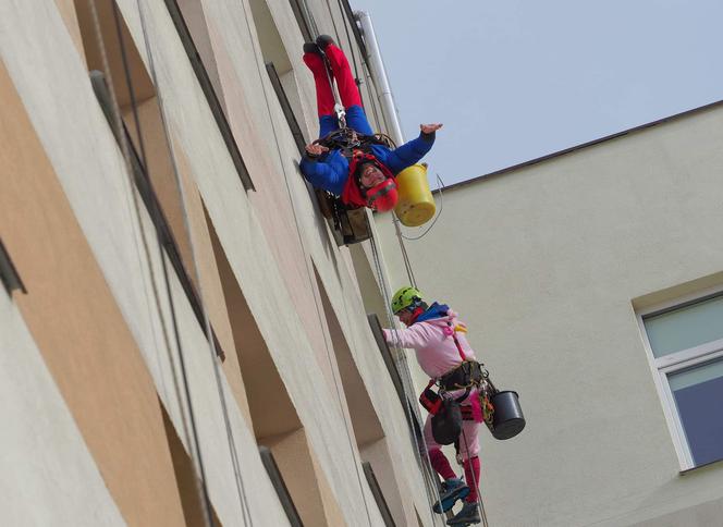 Superbohaterowie za oknami szpitala. Niezwykła akcja!