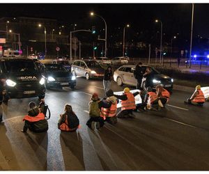 Ostatnie Pokolenie znów blokuje ruch w Warszawie. Utrudnienia na Wisłostradzie, Moście Gdańskim i Świętokrzyskim