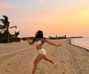 Narzeczona Cristiano Ronaldo w skąpym stroju biegała po plaży