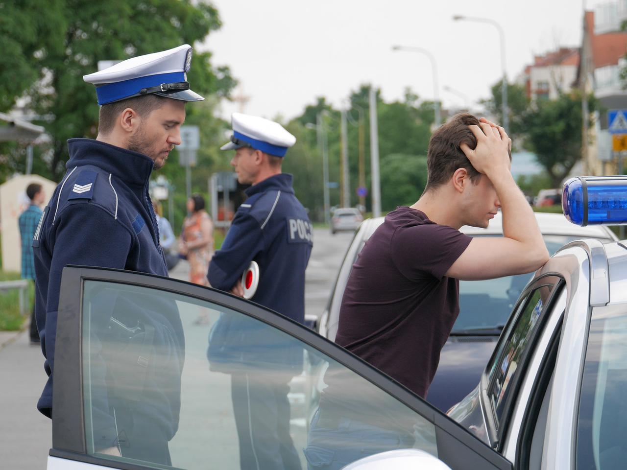 Paweł (Michał Malinowski) po wakacjach w serialu PIerwsza miłość zostanie zatrzymany i aresztowany przez policję.
