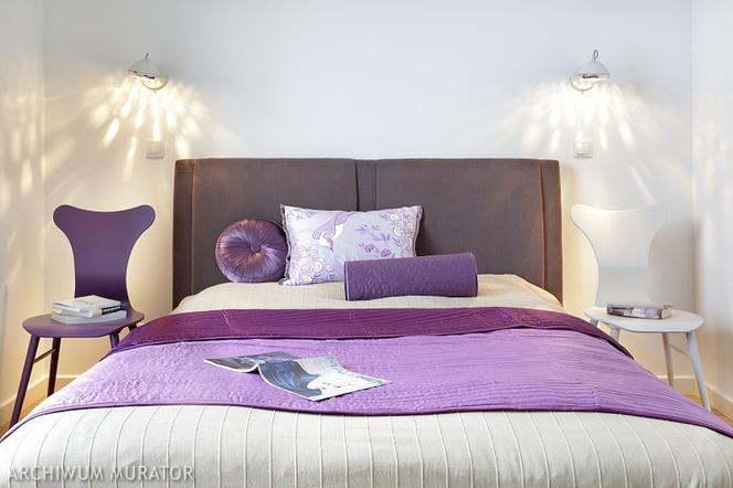 Fioletowe tapicerowane łóżko w nowoczesnej sypialni